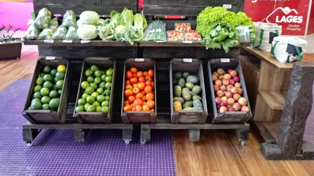 Banca da Ecoserra com limões, tomates, maçãs e verduras